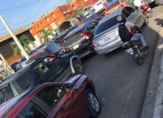 Gran tapón y caos genera huelga de choferes en Villa Mella Villa Mella-Charles de Gaulle filial FENATRANO y agentes de la Policía Nacional se enfrentaron este lunes, luego de haber sido incendiado un carro del trasporte público y otros tres vehículos retenidos sin explicación alguna.