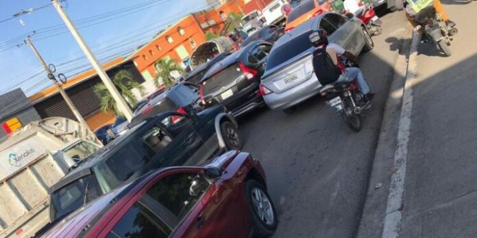 Villa Mella-Charles de Gaulle filial FENATRANO y agentes de la Policía Nacional se enfrentaron este lunes, luego de haber sido incendiado un carro del trasporte público y otros tres vehículos retenidos sin explicación alguna.