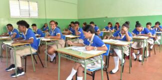 El Ministerio de Educación ordenó a los directores de centros educativos inscribir a todos los estudiantes, incluyendo a quienes no tengan actas de nacimiento y anunció que se orientará y asistirá a las familias sobre el proceso en el registro civil. El viceministerio de Servicios Técnicos y Pedagógicos del Ministerio de Educación, se expresa que el derecho a la educación es universal y por tanto los directivos de las escuelas no pueden negarles la inscripción a los estudiantes por el documento.