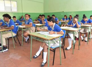 Minerd informa inscribirá a los que no tienen acta de nacimiento El Ministerio de Educación ordenó a los directores de centros educativos inscribir a todos los estudiantes, incluyendo a quienes no tengan actas de nacimiento y anunció que se orientará y asistirá a las familias sobre el proceso en el registro civil. El viceministerio de Servicios Técnicos y Pedagógicos del Ministerio de Educación, se expresa que el derecho a la educación es universal y por tanto los directivos de las escuelas no pueden negarles la inscripción a los estudiantes por el documento.