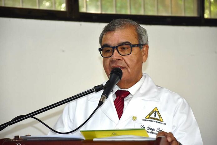 El Colegio Médico Dominicano (CMD) y las Sociedades Especializadas mantienen hoy paralizadas sus labores por 12 horas en hospitales y centros privados , luego de que se rompiera el diálogo con el Gobierno para buscar una solución a la crisis entre ambos actores por las Administradoras de Riesgos de Salud (ARS).