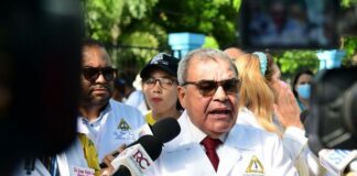 El Colegio Médico Dominicano (CMD), junto a sociedades médicas especializadas, anunció este martes un paro laboral de doce horas en todos los hospitales de la red pública y clínicas privadas.