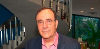 El escritor y periodista cubano Carlos Alberto Montaner batalló con ambas situaciones hasta su fallecimiento, que hoy sabemos se trató de una eutanasia, o suicidio asistido, como consecuencia de la terrible enfermedad que le agobiaba: Parálisis Supranuclear Progresiva, un Parkinson más agresivo. Montaner perdió las facultades de escribir, la pasión que llevó su vida desde la isla y hasta el exilio.