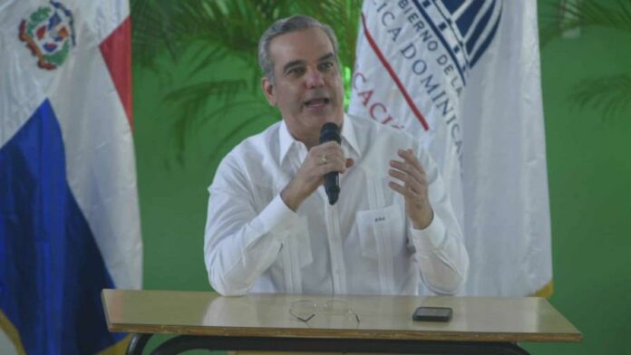 El presidente Luis Abinader y el ministro de Educación, Ángel Hernández, lanzaron oficialmente el programa para la entrega de un bono de 1,000 pesos a los padres que inscriban a sus hijos en escuelas públicas, como se había anunciado hace semanas.