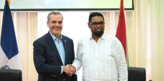 El presidente Luis Abinader recibió hoy en su visita oficial a su homólogo de la República Cooperativa de Guyana, Mohamed Irfaan Alí, quien arribó al país alrededor de las 7:00 de la mañana de este martes, por el Aeropuerto Internacional de las Américas, José Francisco Peña Gómez.