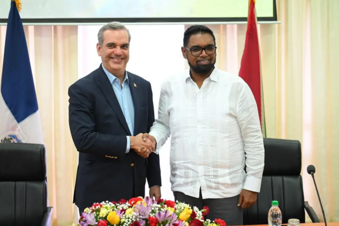 El presidente Luis Abinader recibió hoy en su visita oficial a su homólogo de la República Cooperativa de Guyana, Mohamed Irfaan Alí, quien arribó al país alrededor de las 7:00 de la mañana de este martes, por el Aeropuerto Internacional de las Américas, José Francisco Peña Gómez.