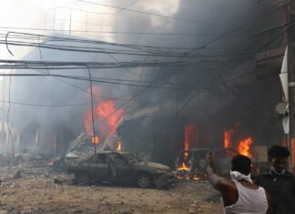 SNS informa Red Pública asiste 33 personas por explosión en San Cristóbal El director del Servicio Nacional de Salud (SNS), doctor Mario Lama, informó que hasta las 7:00 de la noche de este lunes, tres centros de la Red Pública recibieron en total 33 personas con heridas, quemaduras, traumas y otras afecciones causadas durante la explosión ocurrida esta tarde en un comercio de San Cristóbal, provincia al Sur de República Dominicana.
