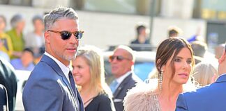 Bryan Randall, quien ha sido durante ocho años el novio de la actriz Sandra Bullock, ha fallecido a los 57 años. Su fallecimiento tuvo lugar el sábado, 5 de agosto, pero no ha sido hasta este lunes cuando se ha hecho público a través de un comunicado por la familia y difundido por la revista People. “Con enorme tristeza compartimos que el 5 de agosto Bryan Randall falleció en paz tras una batalla de tres años contra la esclerosis lateral amiotrófica. Bryan decidió mantener su vida con la ELA en la intimidad, y todos los que le cuidamos hicimos todo lo posible por cumplir con su petición”, asegura la nota.