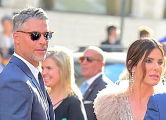 Bryan Randall, quien ha sido durante ocho años el novio de la actriz Sandra Bullock, ha fallecido a los 57 años. Su fallecimiento tuvo lugar el sábado, 5 de agosto, pero no ha sido hasta este lunes cuando se ha hecho público a través de un comunicado por la familia y difundido por la revista People. “Con enorme tristeza compartimos que el 5 de agosto Bryan Randall falleció en paz tras una batalla de tres años contra la esclerosis lateral amiotrófica. Bryan decidió mantener su vida con la ELA en la intimidad, y todos los que le cuidamos hicimos todo lo posible por cumplir con su petición”, asegura la nota.