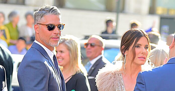 Bryan Randall, quien ha sido durante ocho años el novio de la actriz Sandra Bullock, ha fallecido a los 57 años. Su fallecimiento tuvo lugar el sábado, 5 de agosto, pero no ha sido hasta este lunes cuando se ha hecho público a través de un comunicado por la familia y difundido por la revista People. “Con enorme tristeza compartimos que el 5 de agosto Bryan Randall falleció en paz tras una batalla de tres años contra la esclerosis lateral amiotrófica. Bryan decidió mantener su vida con la ELA en la intimidad, y todos los que le cuidamos hicimos todo lo posible por cumplir con su petición”, asegura la nota.
