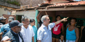 El presidente Luis Abinader visitó este viernes la cañada de Las 800 en Los Ríos para verificar los daños que han quedado como consecuencia de la tormenta Franklin