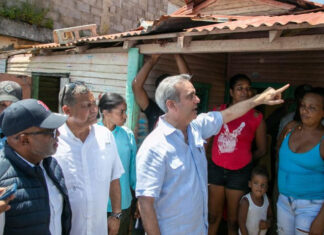 Abinader visita cañada de Las 800 para supervisar trabajos de saneamiento El presidente Luis Abinader visitó este viernes la cañada de Las 800 en Los Ríos para verificar los daños que han quedado como consecuencia de la tormenta Franklin