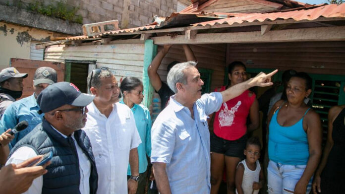 El presidente Luis Abinader visitó este viernes la cañada de Las 800 en Los Ríos para verificar los daños que han quedado como consecuencia de la tormenta Franklin