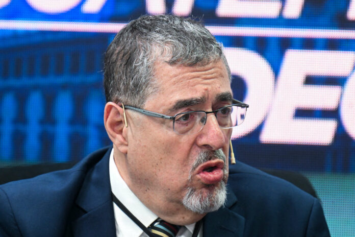 El académico de 64 años Bernardo Arévalo de León, de la agrupación política progresista Semilla, fue elegido este domingo como el nuevo presidente de Guatemala tras superar en las elecciones a la ex primera dama Sandra Torres Casanova.