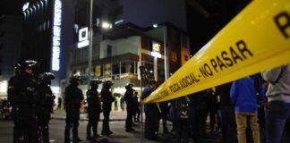 La seguridad de los actores políticos en Ecuador se encuentra bajo el foco de atención tras un reciente atentado armado contra la candidata de la alianza 2-17 y 20 para la Asamblea Nacional, Estefany Puente. El incidente ocurrió en el sector El Club de Leones, en la parroquia 24 de Mayo, provincia de Los Ríos, un día después del trágico asesinato del candidato presidencial Fernando Villavicencio en Quito.