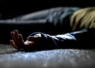 Un confuso incidente entre policías y comunitarios del sector San Carlos en la capital dejó dos personas heridas de bala tras originarse un tiroteo, supuestamente cuando los agentes querían retenerle una motocicleta a un joven.