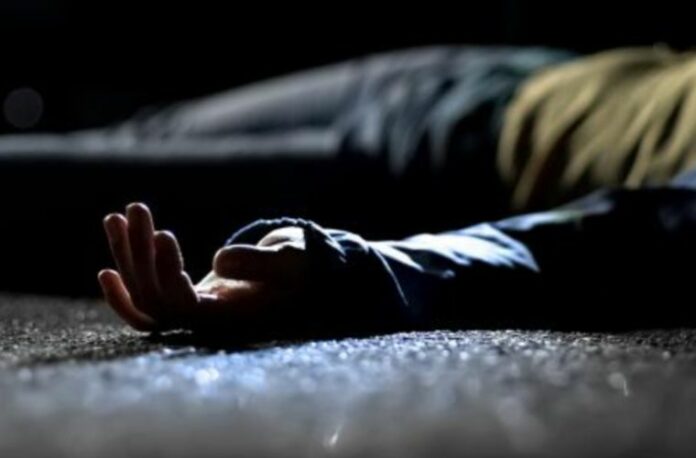 Un confuso incidente entre policías y comunitarios del sector San Carlos en la capital dejó dos personas heridas de bala tras originarse un tiroteo, supuestamente cuando los agentes querían retenerle una motocicleta a un joven.
