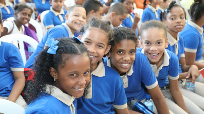 Un total de 2,604,449 estudiantes de los sectores público, privado y semioficial concurren desde hoy a las aulas de los centros educativos para dar inicio al año escolar 2023-2024.
