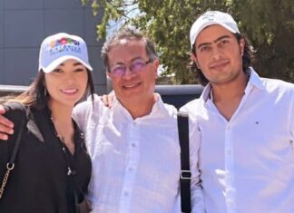 Confesión de la exnuera de Petro en el escándalo colombiano: «Aquí todos estamos robando» El escándalo por el posible ingreso de dinero ilegal en la campaña del presidente colombiano, Gustavo Petro, sacó también a la luz un entramado de corrupción en el departamento del Atlántico en el que se robaba sin escrúpulos, según reveló la Fiscalía en la audiencia de procesamiento del hijo mayor del mandatario, Nicolás Petro, que continúa hoy.