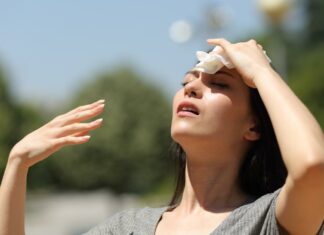Onamet pronostica aguaceros en algunas localidades y mucho calor La Onamet informó este jueves que el aporte de humedad generado por el viento y la presencia de una vaguada en los niveles medios de la troposfera, estarán generando en horas de la tarde, algunos nublados con aguaceros dispersos, y aisladas tronadas, principalmente sobre provincias de las vertientes: noreste, este y la cordillera Centra. Entre ellas: La Vega, Santiago Rodríguez, San Juan, Valverde, Elías Piña, Dajabón, El Seibo, Hato Mayor y Monte Plata.