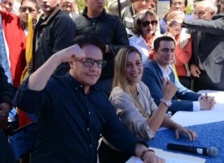 Seis detenidos por asesinato del candidato a presidente de Ecuador Fernando Villavicencio Seis personas fueron detenidas durante la noche de este miércoles presuntamente involucradas en el asesinato del candidato a la Presidencia de Ecuador Fernando Villavicencio, víctima de un atentado con disparos a la salida de un mitin de su campaña electoral en Quito.