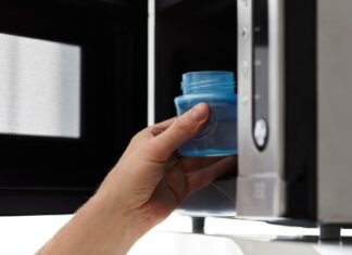 Calentar envases de comida para bebés en microondas libera millones de micro y nanoplásticos