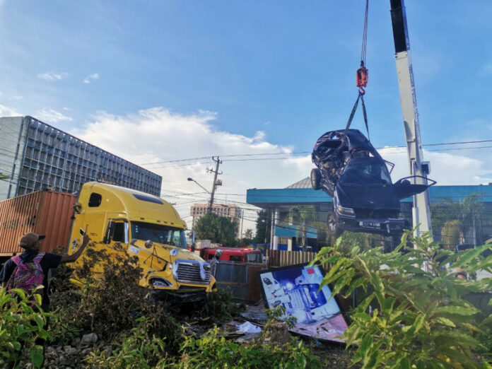 Seis personas resultaron heridas durante un accidente de tránsito entre una patana y una jeepeta en la avenida Máximo Gómez, esquina San martín, en el Distrito Nacional. El hecho ocurrió este miércoles, alrededor de las 6:45 de la mañana.