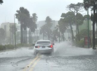 Pronostican aguaceros por efectos indirectos de la tormenta Franklin La Oficina Nacional de Meteorología (Onamet), informó que las condiciones del tiempo se encuentran con valores de humedad e inestabilidad considerables sujetos a los efectos indirectos de la Tormenta Tropical Franklin, por tanto, favorable seguirá el ambiente para producir incrementos nubosos, aguaceros moderados a fuertes en ocasiones, ráfagas de viento y aisladas tormentas eléctricas en territorio dominicano.
