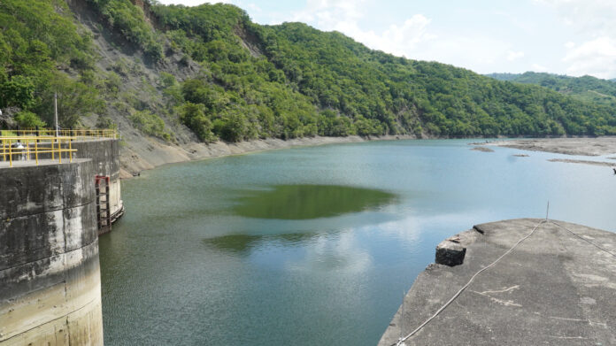 Dos personas murieron presuntamente ahogadas en la zona de descarga de las turbinas de la hidroeléctrica de Aguacate, en la zona de Mucha Agua, Cambita, en San Cristóbal. Dos personas murieron presuntamente ahogadas en la zona de descarga de las turbinas de la hidroeléctrica de Aguacate, en la zona de Mucha Agua, Cambita, en San Cristóbal.