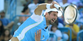 El serbio Novak Djokovic conquistó este domingo su tercer título en el Masters 1.000 de Cincinnati, al ganar una vibrante batalla de tres horas y 49 minutos contra el español Carlos Alcaraz, número uno del mundo, quien anuló cuatro bolas de partido antes de rendirse en el desempate del tercer set.