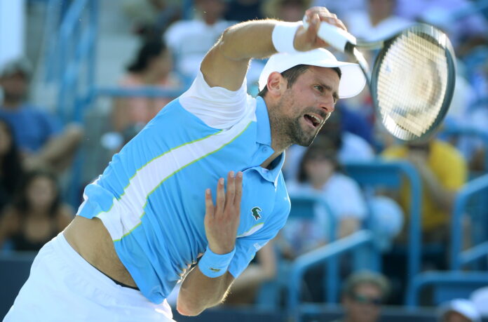 El serbio Novak Djokovic conquistó este domingo su tercer título en el Masters 1.000 de Cincinnati, al ganar una vibrante batalla de tres horas y 49 minutos contra el español Carlos Alcaraz, número uno del mundo, quien anuló cuatro bolas de partido antes de rendirse en el desempate del tercer set.
