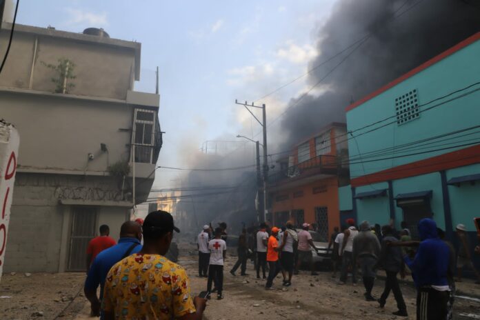 El senador de la provincia San Cristóbal, Franklin Rodríguez, definió como una «zona de guerra» el perímetro donde ocurrió la explosión en esa provincia, cuyo evento ha volcado en caos a toda la comunidad y ha provocado el despliegue de decenas de unidades de bomberos para dar asistencia a los afectados.