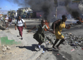 Secuestro de mujer estadounidense y su hija asesta duro golpe a intentos de ayudar a Haití Los esfuerzos por ayudar a los haitianos a sobrevivir la violencia pandillera que azota a su país sufrieron un duro golpe con el secuestro de una enfermera estadounidense y su hija, que el martes seguían desaparecidas.