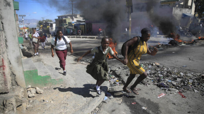 Secuestro de mujer estadounidense y su hija asesta duro golpe a intentos de ayudar a Haití Los esfuerzos por ayudar a los haitianos a sobrevivir la violencia pandillera que azota a su país sufrieron un duro golpe con el secuestro de una enfermera estadounidense y su hija, que el martes seguían desaparecidas.