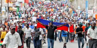 Una misión de la policía de Kenia llegó este domingo al aeropuerto de Puerto Príncipe, en un momento que las pandillas haitianas aumentaron su terror en el país con asesinatos y secuestros.