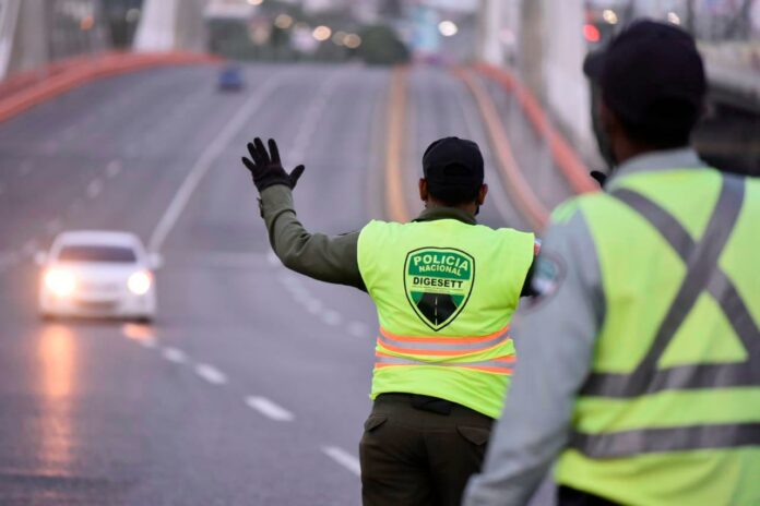 Julio César Llorente López, hombre que fue captado en cámara agrediendo a un agente de la Dirección General de Seguridad de Tránsito y Transporte Terrestre (Digesett) la tarde del jueves, entró de manera ilegal al país.