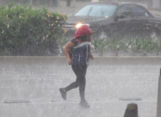 Onamet pronostica algunos aguaceros para hoy; onda tropical se aleja del país Para el día de hoy, la humedad asociada a una onda tropical ubicada sobre Haití que empieza a alejarse de nuestro territorio, continuará aportando condiciones favorables para que se presenten algunos nublados acompañados de aguaceros, tronadas y posibles ráfagas de viento durante la mañana, informó este viernes la Oficina Nacional de Meteorología (Onamet).