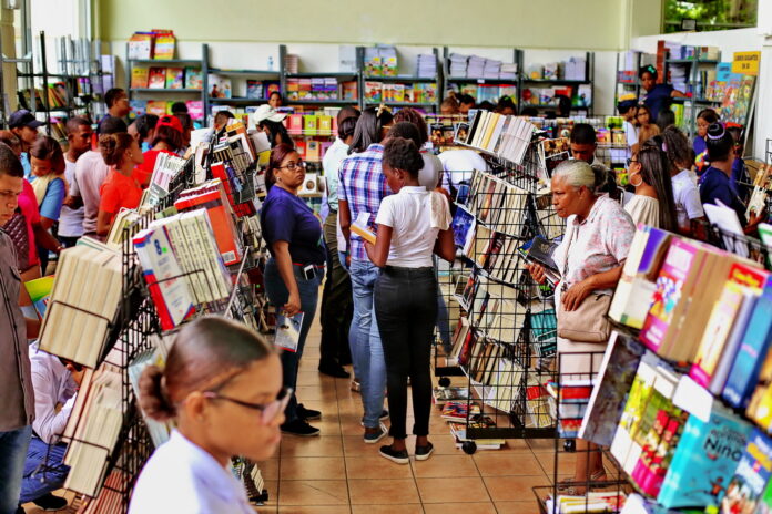 Hoy inicia la XXV Feria Internacional del Libro 2023 Hoy, a las 7:00 de la noche, en la Sala Carlos Piantini del Teatro Nacional Eduardo Brito, se abre el telón de la fiesta literaria y cultural más importante de República Dominicana… Y es que con la asistencia del presidente Luis Abinader, acompañado por la ministra de Cultura, Milagros Germán, se dará formal apertura a la XXV Feria Internacional del Libro Santo Domingo 2023 (FILSD 2023), bajo el lema “Para todo hay un libro”.