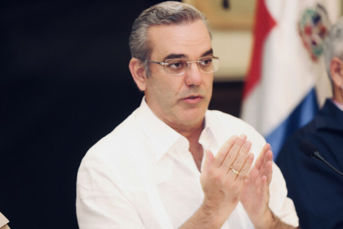 El presidente de la República llega a San Cristóbal tras la explosión de ayer lunes, que dejó un saldo de al menos 10 muertos y decenas de heridos, según informó Joel Santos, ministro de la Presidencia.