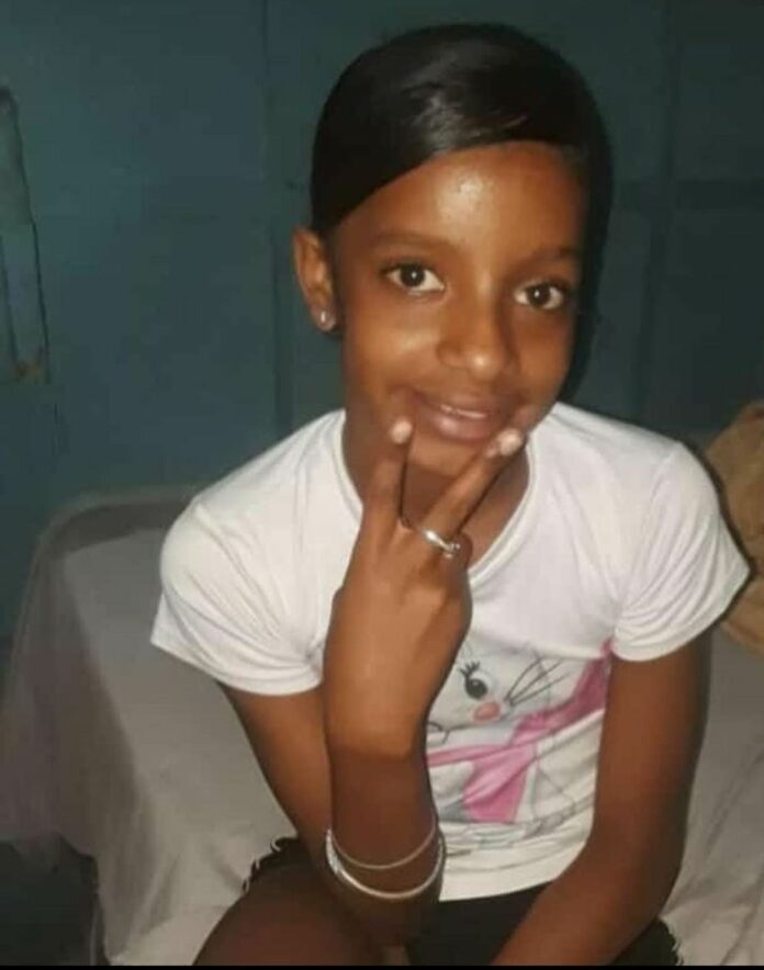 José Sánchez Nivar (Bruli) ultimó a la niña Willeni Lorenzco Herrera de 11 años en su residencia ubicada en la comunidad La Piña, Madre Vieja Norte, San Cristóbal, y luego trasladó el cuerpo dentro de un saco hasta la autopista 6 de noviembre, informó la Policía Nacional.