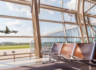 Amenaza de bomba activa alarmas en aeropuerto de Puerto Plata y atrasa vuelo Una amenaza de bomba activó el sistema de seguridad del Aeropuerto Internacional Gregorio Luperón en Puerto Plata este jueves.