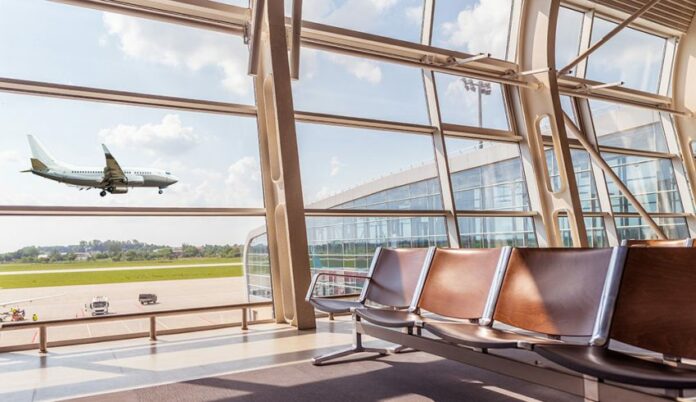 Amenaza de bomba activa alarmas en aeropuerto de Puerto Plata y atrasa vuelo Una amenaza de bomba activó el sistema de seguridad del Aeropuerto Internacional Gregorio Luperón en Puerto Plata este jueves.