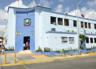 Detienen dueño y esposa de empresa Vidal Plast donde ocurrió explosión Están detenidos en el destacamento regional de San Cristóbal el dueño de la empresa Vidal Plast Edward Vidal, su esposa Maribel Sandoval y otra persona que hasta el momento no ha sido identificada.