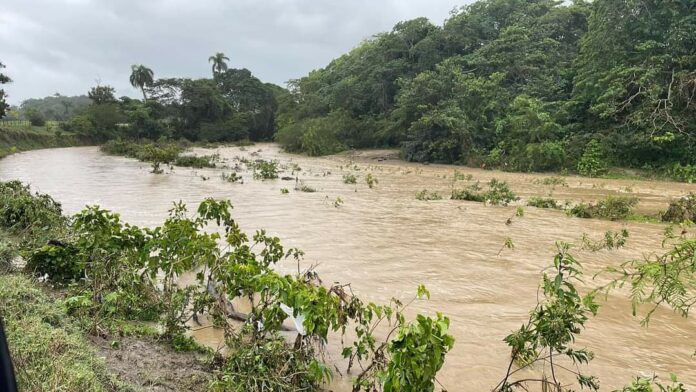 Villa Trina: Al menos dos muertos y ocho desaparecidos por crecida de río Dos víctimas fatales por ahogamiento y al menos ocho desaparecidos es el saldo tras ser arrastrados por la crecida del río Partido, ubicado en el distrito municipal de Villa Trina, en la provincia Espaillat, informaron representantes de la Defensa Civil local a Diario Libre.