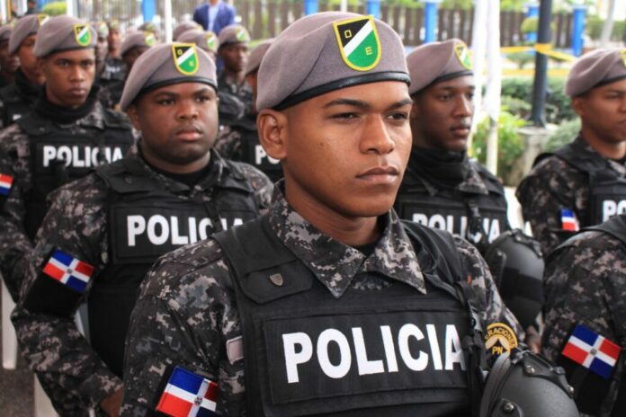 La Policía Nacional informó que las operatividades preventivas conjuntas (Policía, Dirección Nacional de Control de Drogas, Fuerzas Armadas y Ministerio Público) de la semana permitieron la depuración de 1,048,001 personas, armas de fuego y vehículos, logrando capturar un total de 235 prófugos y rebeldes de la justicia, quienes fueron remitidos a las distintas fiscalías donde son conocidos sus casos.