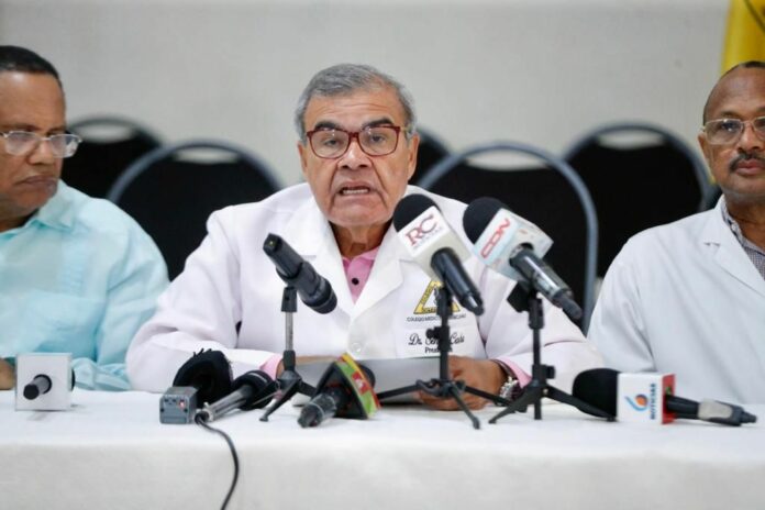 El Colegio Médico Dominicano (CMD) decidió este domingo entrar en un compás de espera en su lucha por mejores beneficios para el sector y se mantienen a la expectativa de que el presidente de la República, Luis Abinader, se reúna con ellos.
