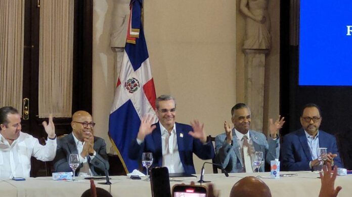 El presidente Luis Abinader promulgó la ley que reconoce el lenguaje de señas en el país, un paso importante y constitucional de la inclusión y protección jurídica reforzada en favor de las personas con discapacidad auditiva.