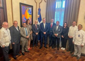 Presidente Abinader recibe en Palacio Nacional una comisión de ADOPAE