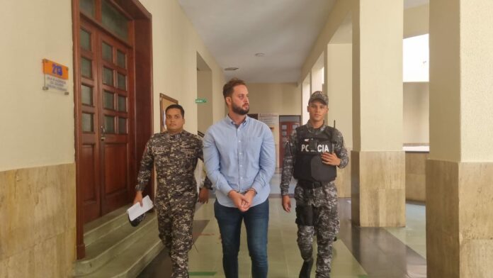 Tribunal rechaza hábeas corpus interpuesto por cubano que golpeó agente Digesett La Cuarta Sala Penal del Distrito Nacional rechazó este lunes el recurso de habeas corpus interpuesto por la defensa del cubano Julio César Llorente López, tras ser apresado luego de golpear a una gente de la Digesett.