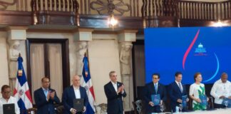 En un acto encabezado por el presidente Luis Abinader, más de 100 representantes de diversas organizaciones e instituciones firmaron el “Pacto Dominicano por el Agua 2021-2036”, que compromete a sectores gubernamentales, académicos, universitarios, ambientales, municipales, empresas privadas, organismos regentes y partidos políticos en 38 acciones que aseguran el importante recurso hidrico para la República Dominicana, desde su gobernanza y gestión, hasta su preservación y cuidado.